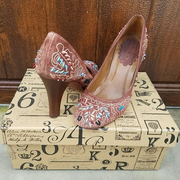 Vintage Beautiful Suede Aldo Embroidered Suede Heels - Picture 2 of 6